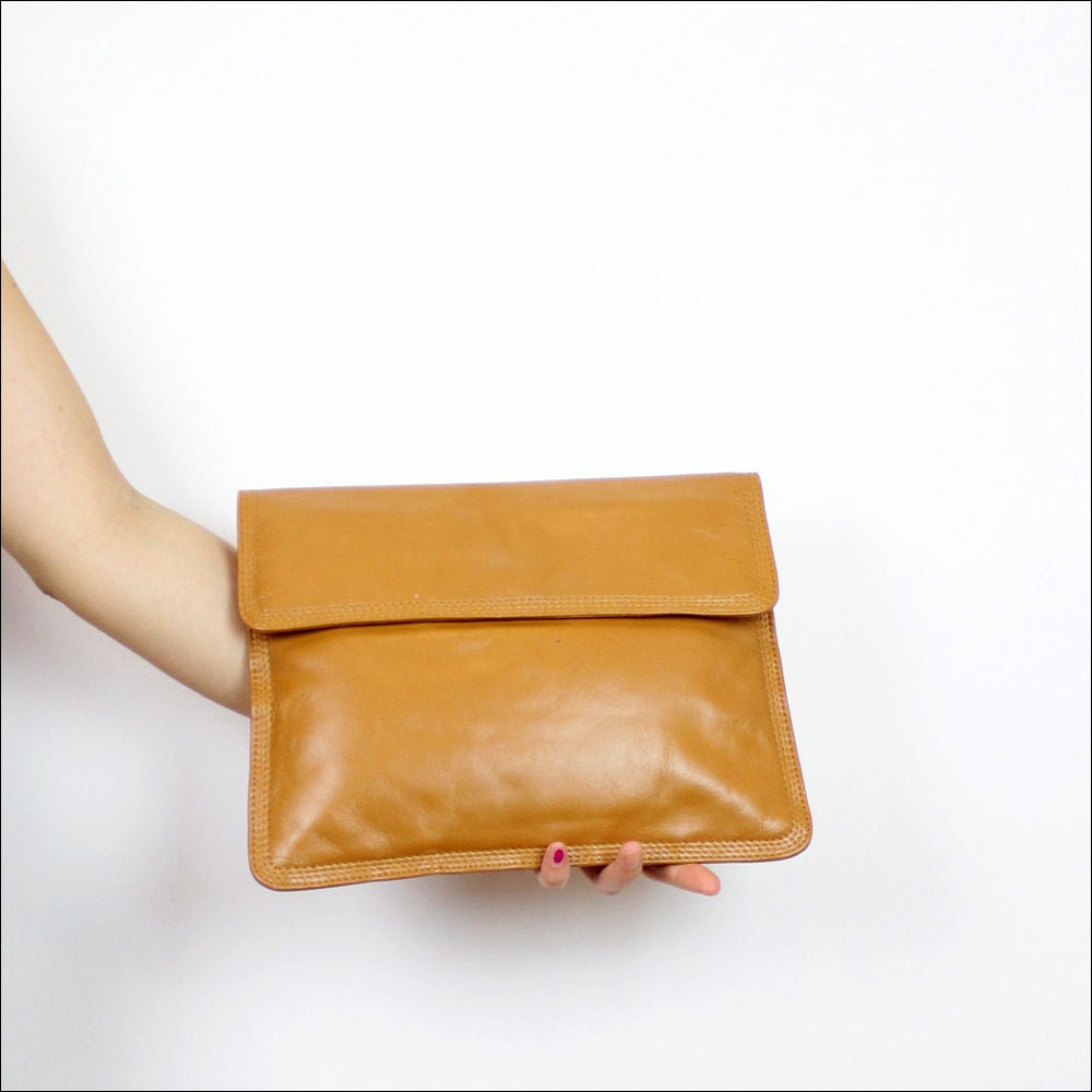 squash leather clutch 1980s / modern envelope clutch