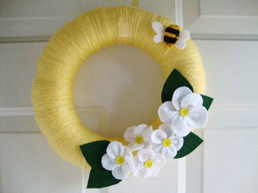 yarn  wreath white daisies and bumble bee 12"