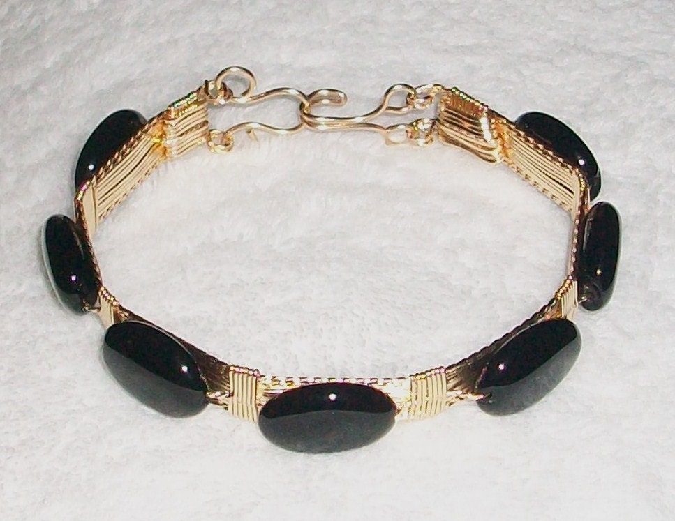 105 ct Black Onyx 14 kt yellow gold Bracelet in case