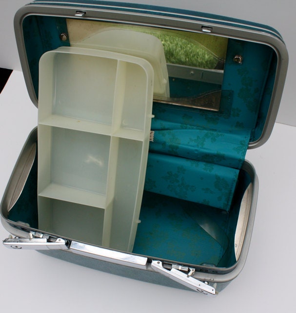 Vintage Metallic TEAL Blue Samsonite Train Case with KEY