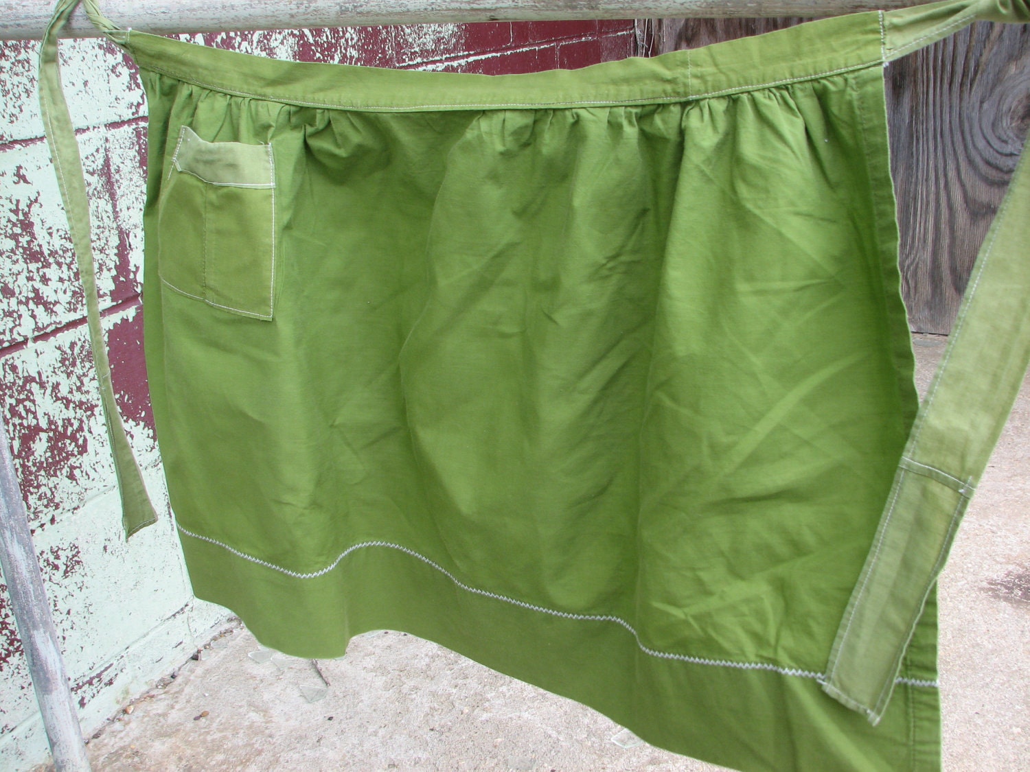 completely charming vintage half apron in pistachio green