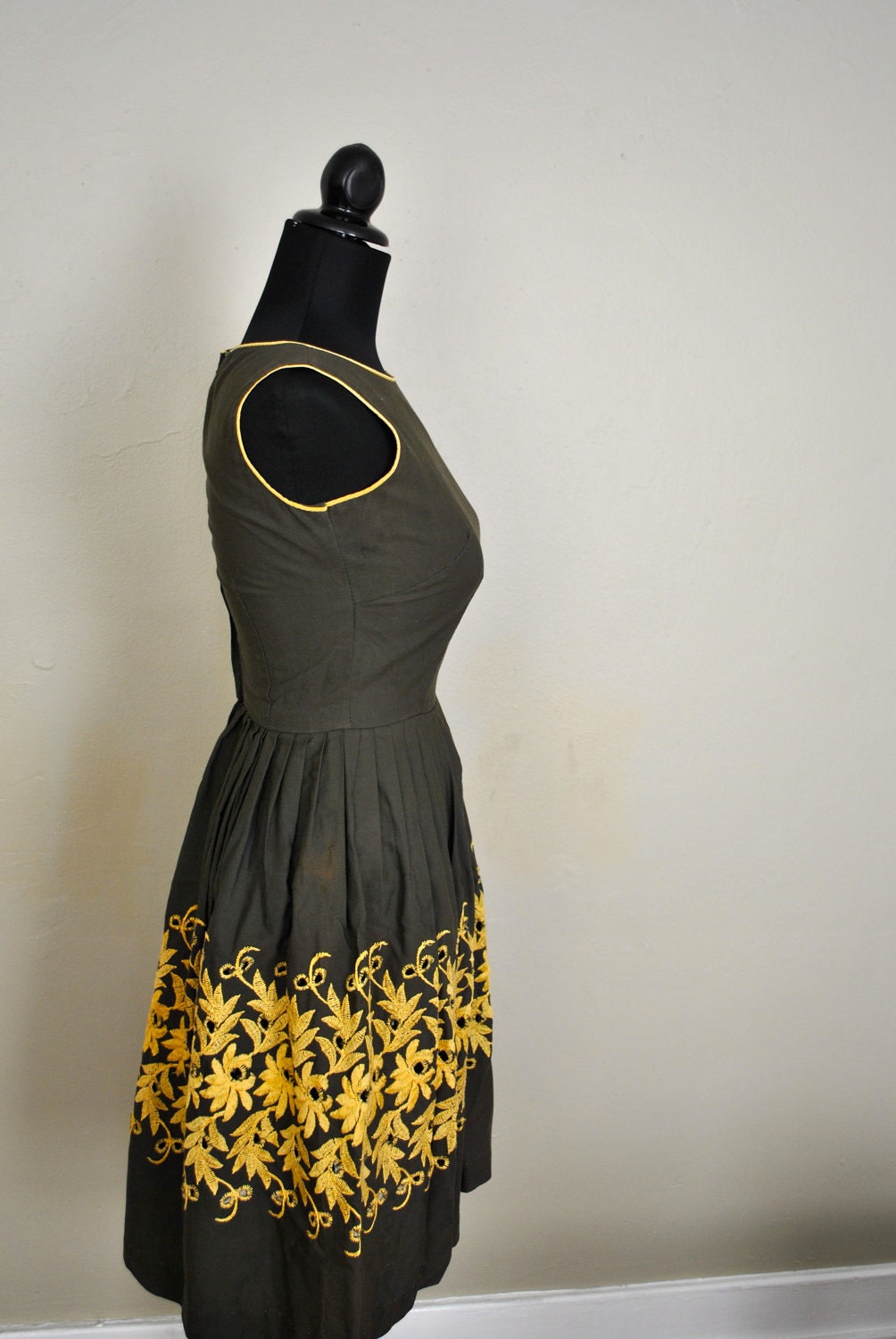 1950s Summer Dress / Small Spring Dress / 1950s Sundress / Vintage  Green and Yellow Embroidered Cotton Sundress
