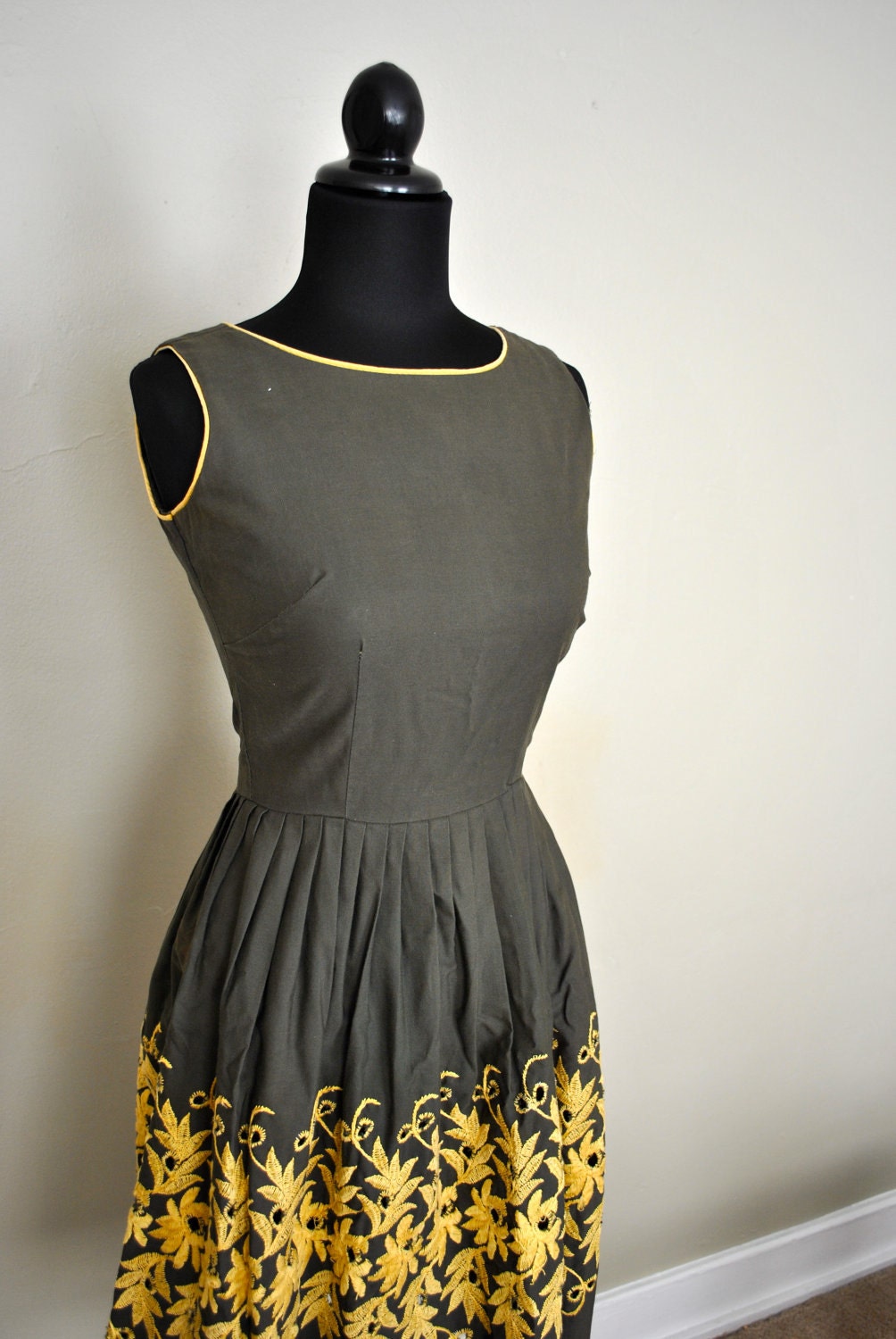 1950s Summer Dress / Small Spring Dress / 1950s Sundress / Vintage  Green and Yellow Embroidered Cotton Sundress