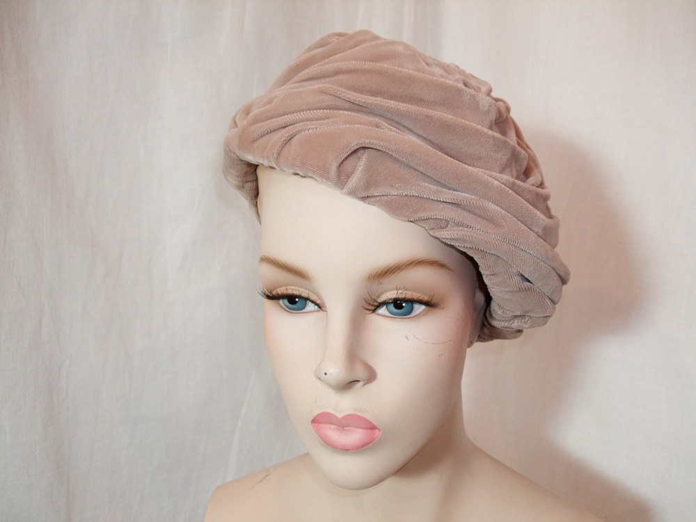 Soft velvet hat in pale salmon