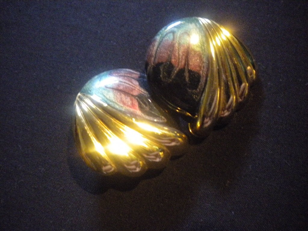Vintage earrings with shell shape in gold and enamel swirled in teal, plum and black