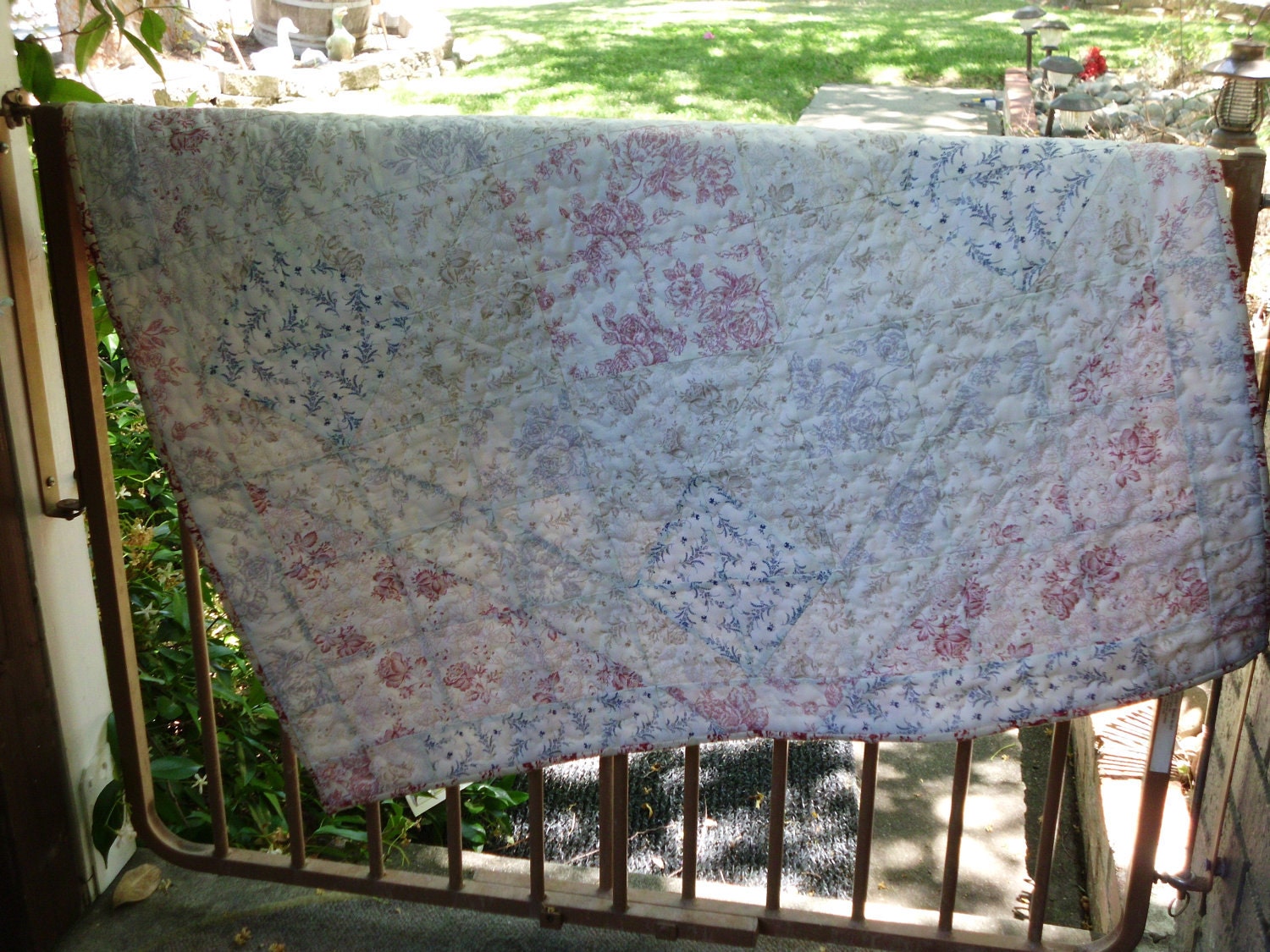 Delicate basket table topper