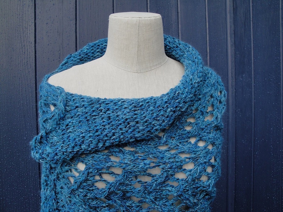 Lacy Wool Poncho in Fabulous "Cindy" Style. Wide, Decorative Collar. Stretch Galore.