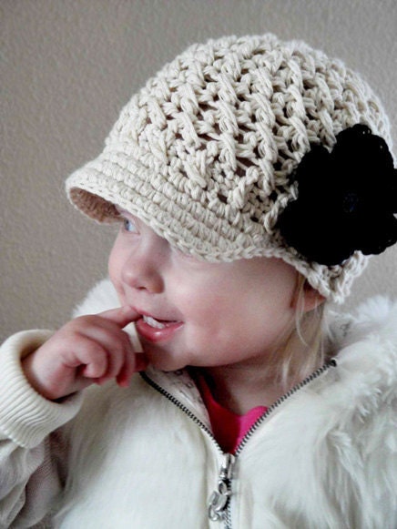 Baby Girl Hat, 3 to 6 Months Girl Newsboy Cap, Baby Crochet Visor Hat, Cream Hat, Black and Cream Flower. Photo Props.