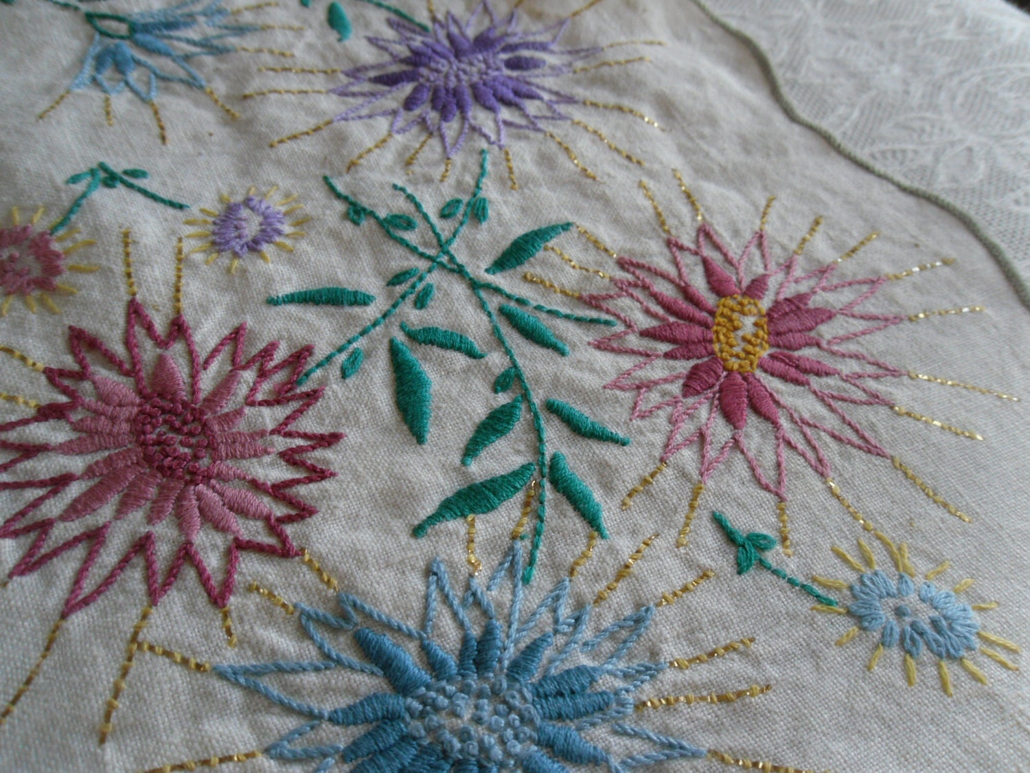 SALE. Vintage Table Runner. Bright Floral Embroidery. Linen.