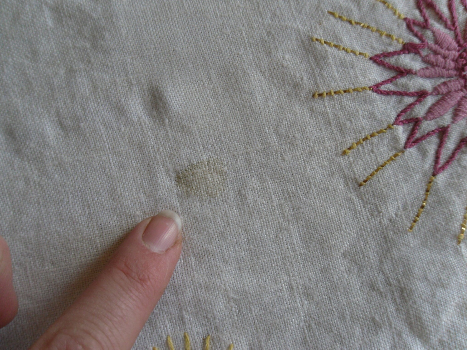 SALE. Vintage Table Runner. Bright Floral Embroidery. Linen.