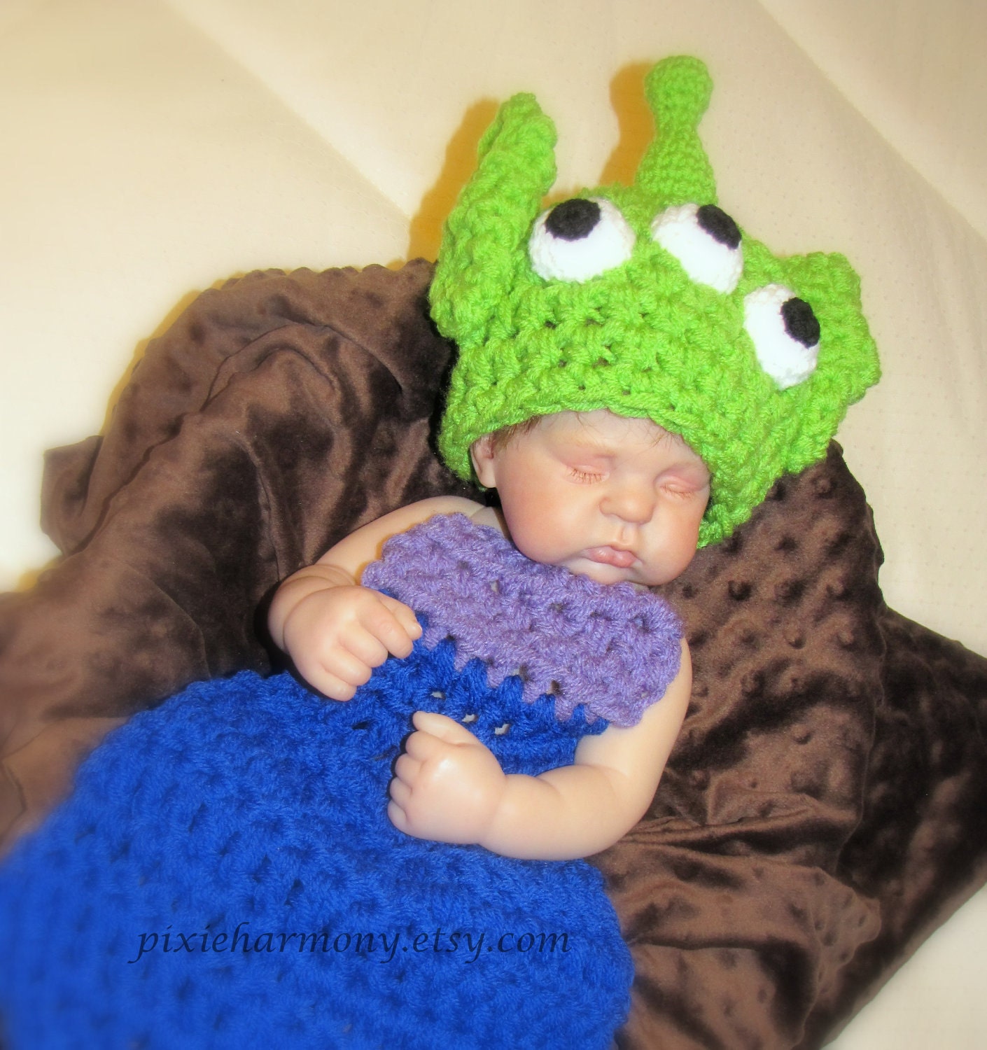 Newborn Baby PHOTO Prop - ALIEN Monster Hat and Cape - Newborn 0-3 Months - Reborn Doll - Made to Order
