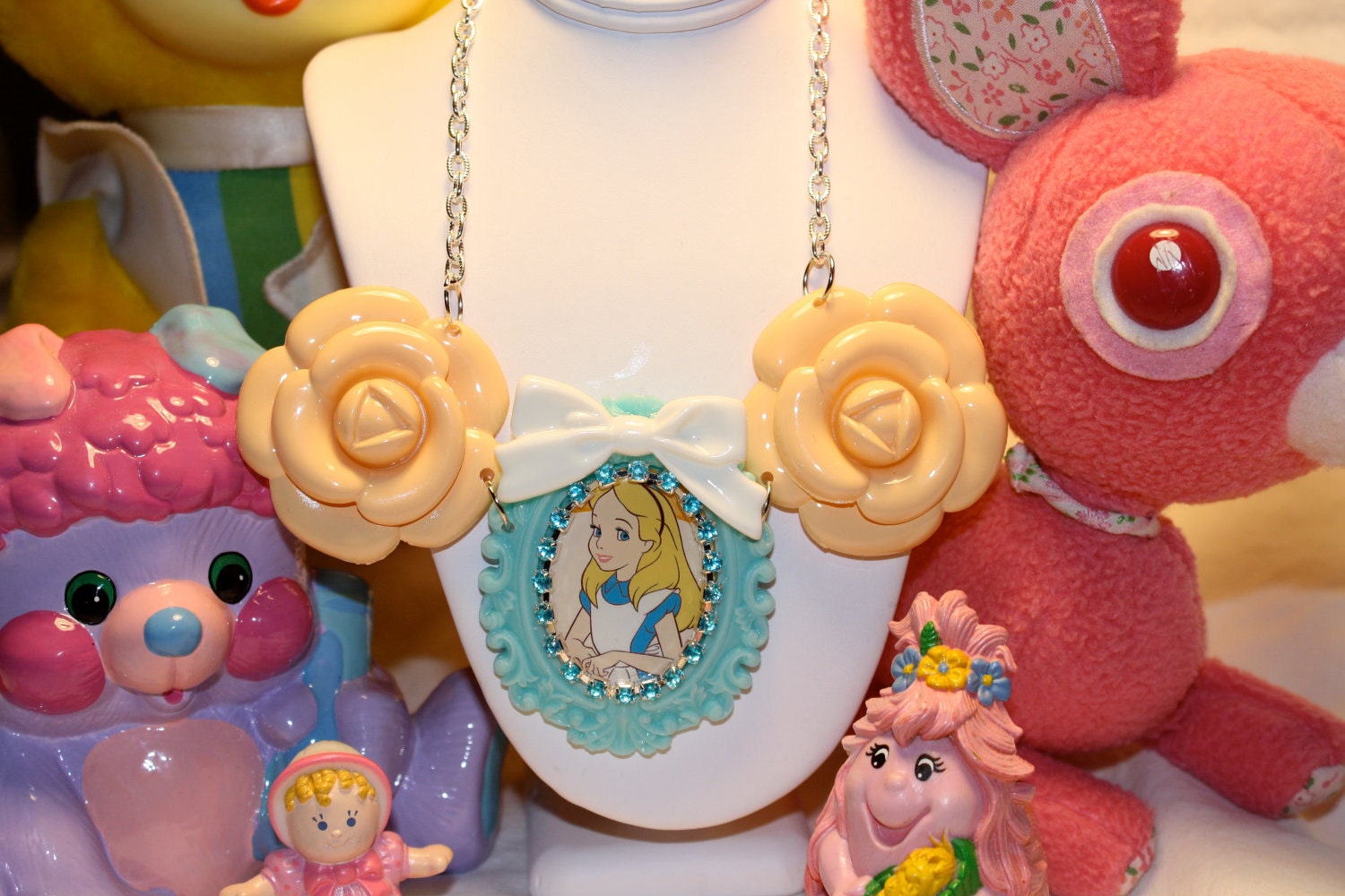 Alice In Wonderland  Necklace Cameo Chunky Huge Flowers So pretty Fairy kei