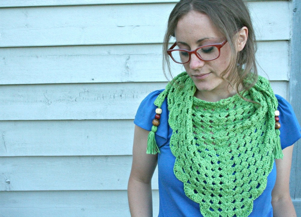 Crochet Triangle Scarf in Green- Boho Gypsy Style Scarf - Wrap with Wooden Beads