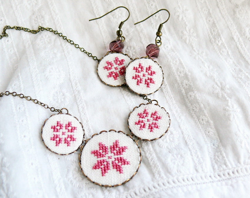 Cross stitch jewelry set - necklace and earrings with dusty pink ethnic ornament in bronze