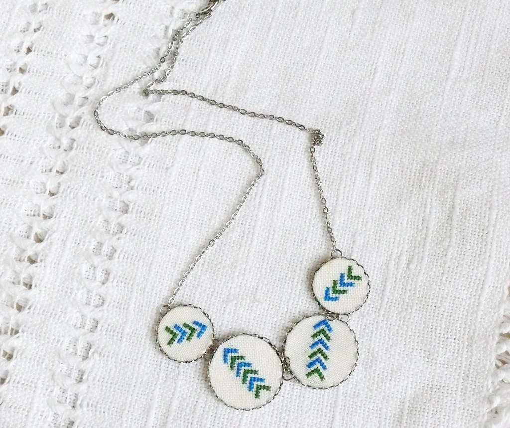 Hand embroidered necklace with four arrows in silvertone