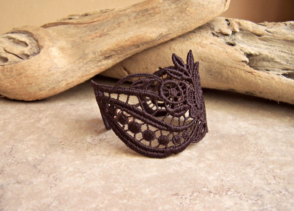 Freesia lace bracelet brown