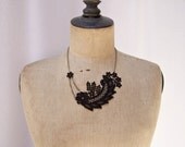 Petunia lace necklace black