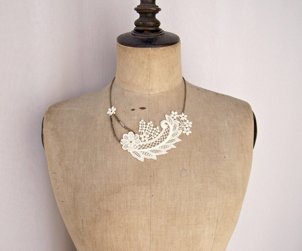 Petunia lace necklace ivory