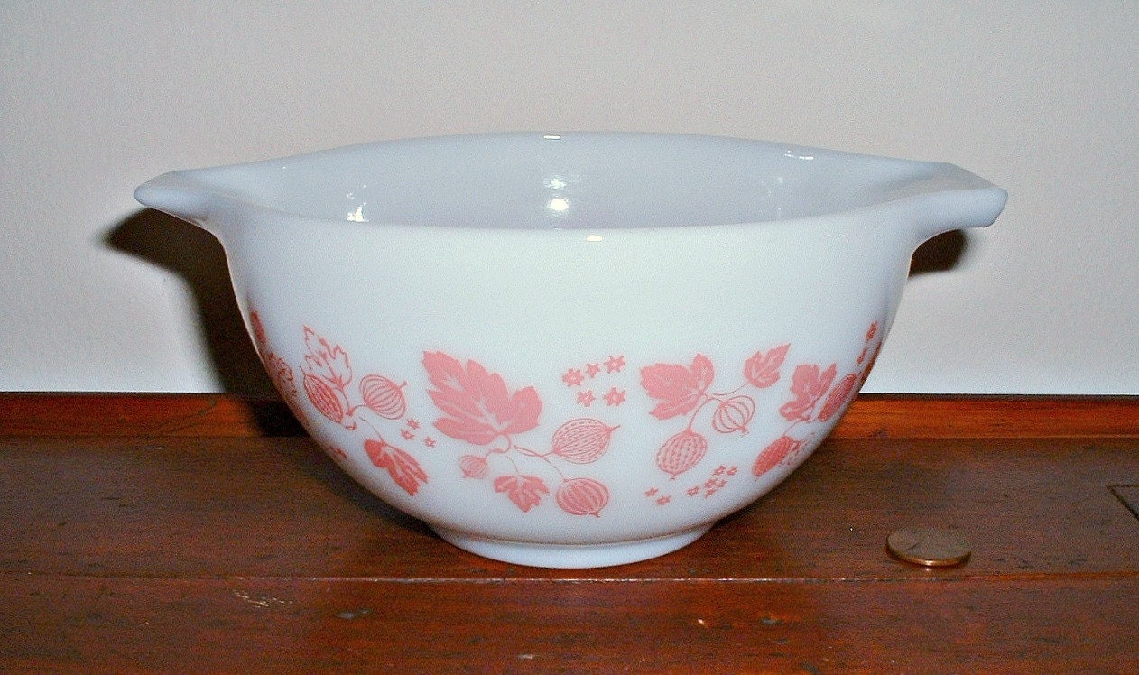 Pyrex Pink Gooseberry Cinderella Mixing Bowl  1 1/2 Pint