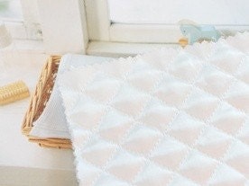 quilted satin 1yard (44 x 35 inches) 22928 white