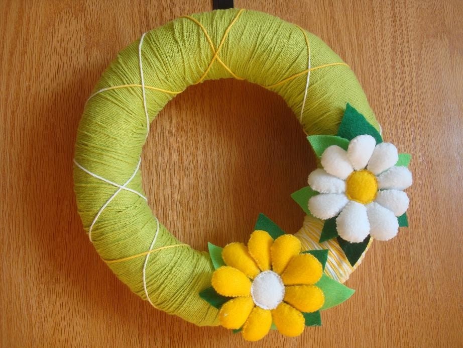 Summer Wreath-Green Yarn Wreath with Felt Daises-12 inches Wreath