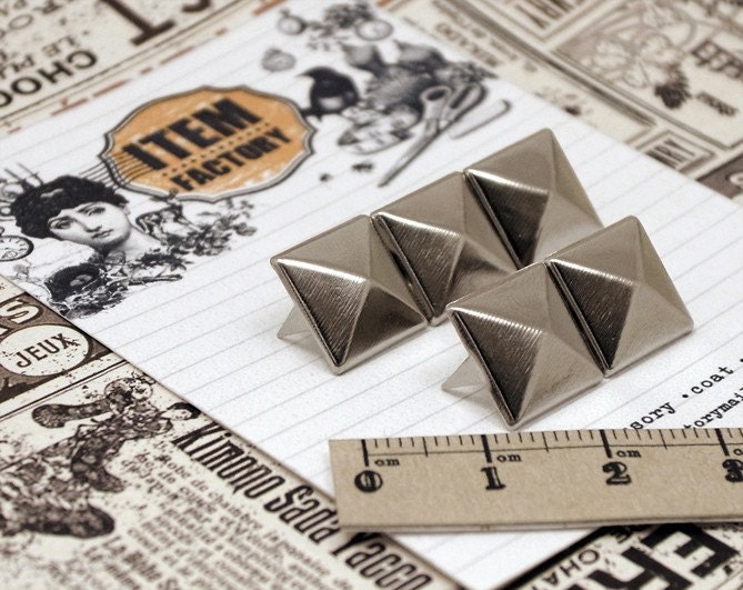 100Pcs 1/2INCH 12mm SILVER Pyramid Studs. (standard size) (PS12001)