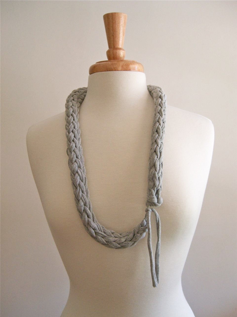 chunky knit necklace in gray