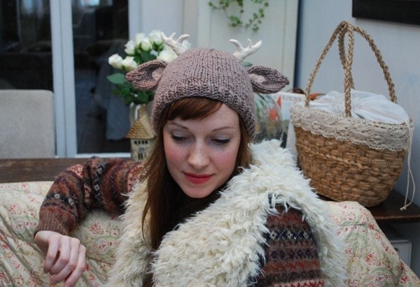 deer with little antlers hat KNITTING PATTERN