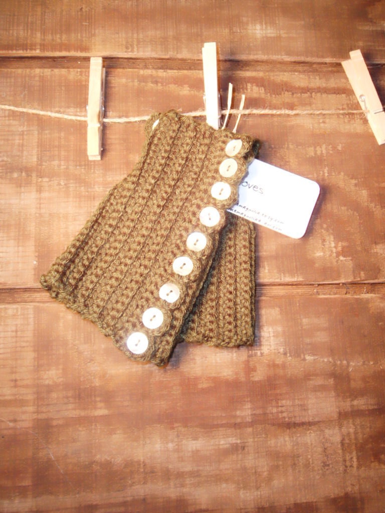 Olive Fingerless gloves with Shell button detail, Vintage look-texting gloves