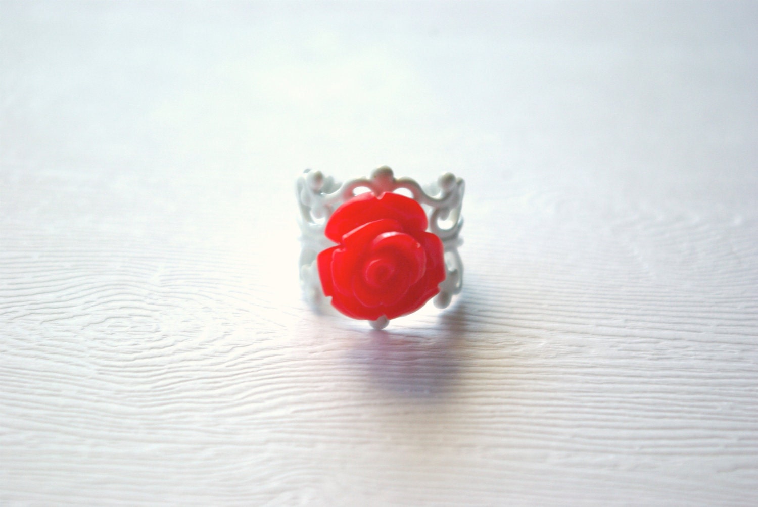 Mediano Red Rose on White Filigree Ring