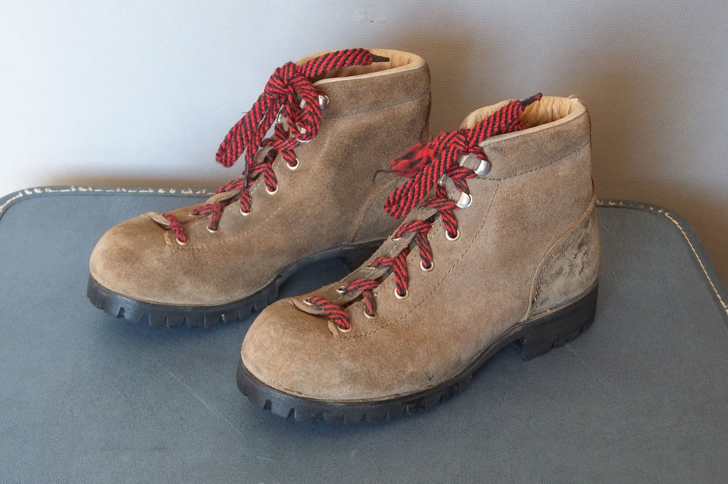 Original Vintage VASQUE Italian MOUNTAINEERING Suede Leather Boots.  Womens size 7 (37.5 EURO)