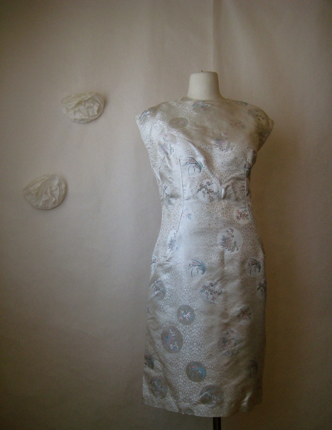 1960s dress. white cocktail party dress. chinoiserie brocade wedding dress. plus size cheongsam.