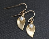 Calla Lily Earrings Gold Pearl Earrings 14k Gold Filled,  Bridesmaid Gift Idea, Wedding Jewelry, Bridal Earrings