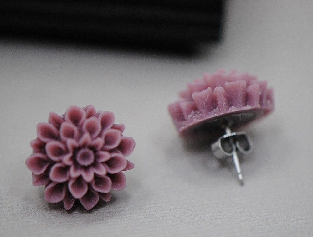 MUM Earrings - Lilac Light Purple Plum Chrysanthemum Stud Earrings
