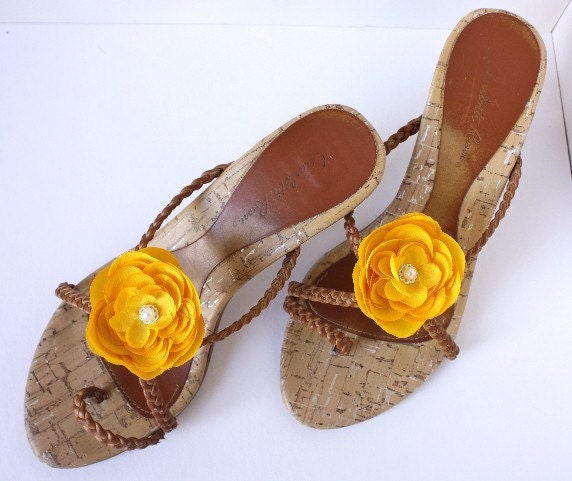 Small Yellow Flower Shoe Clips (Canary, Lemon, Cadmium), Shoe Accessories, Bridesmaid Gifts, Grey and Yellow Wedding