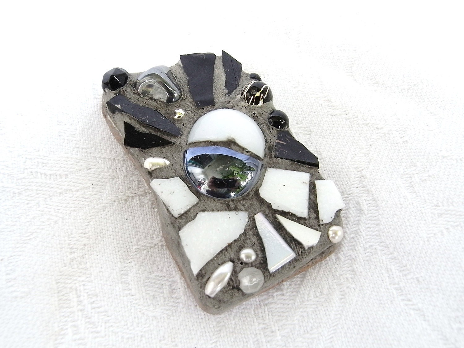 Mini Mosaic Stone - Good Luck Stone black/white