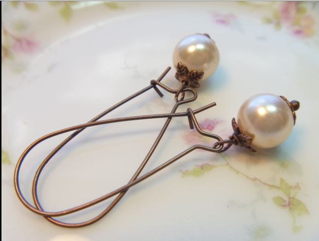 Vintage Pearl Earrings.  Dangle Earrings.