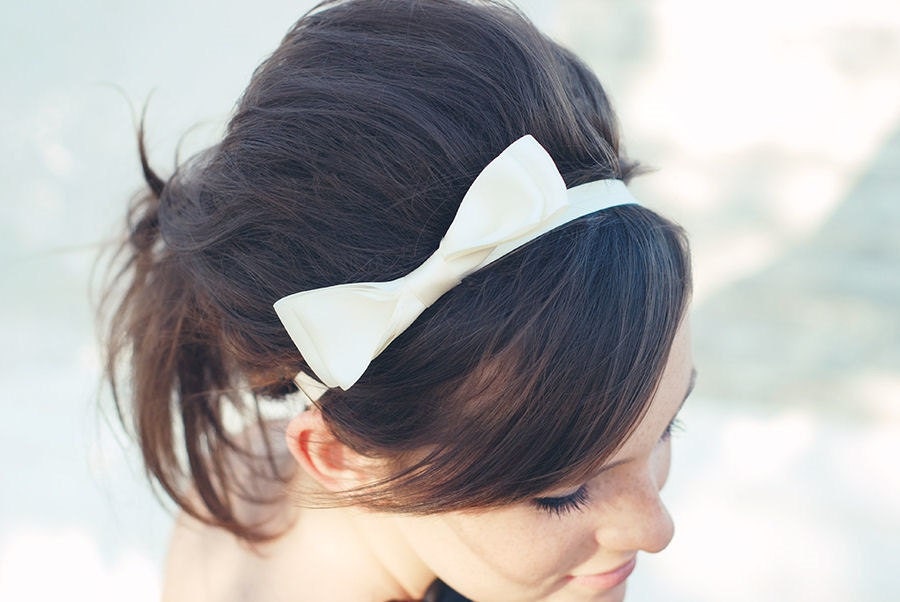 Lovely Bowband in Classic Ivory