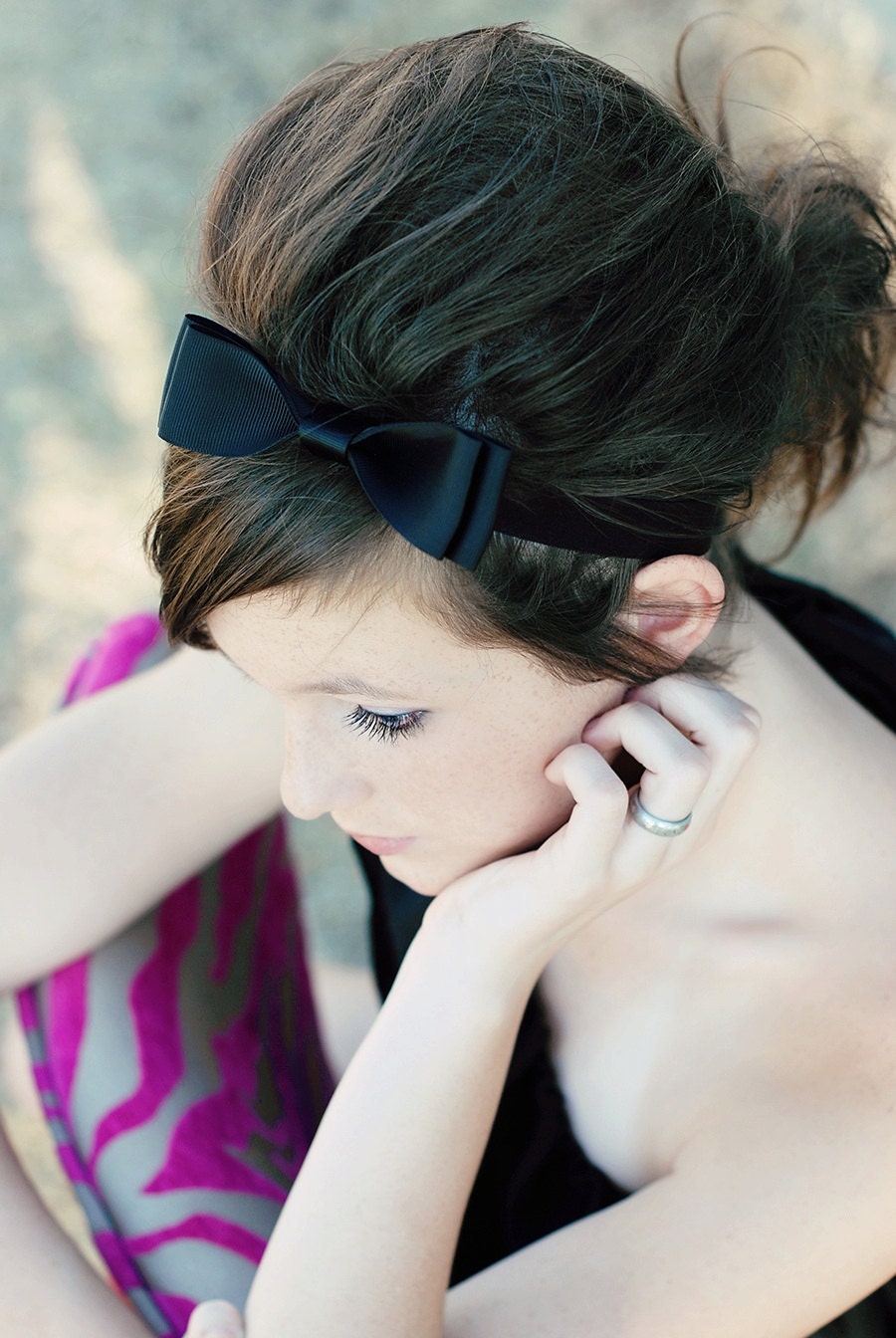 Lovely Bowband in Classic Black Satin