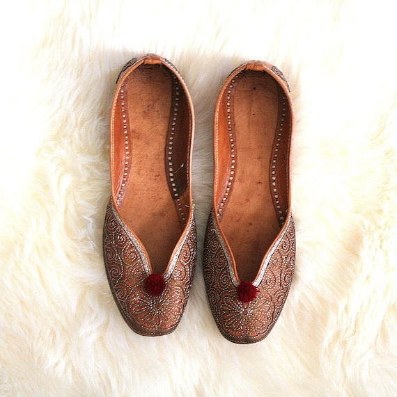 vintage MOROCCAN SLIPPERS embroidered flats BOHEMIAN tan leather . ladies 8.5 - 9