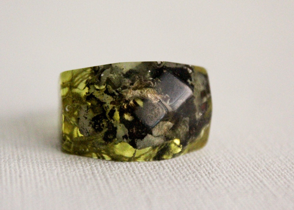 Lichen and moss eco resin ring with soft rectangular facets.