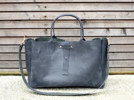 Vintage look waxed leather bag/weekend bag  in black,with leather shoulderstrap COLLECTION UNISEX