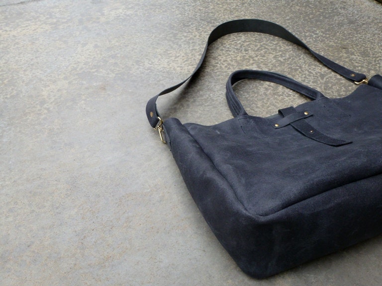 Vintage look waxed leather bag/weekend bag  in black,with leather shoulderstrap COLLECTION UNISEX