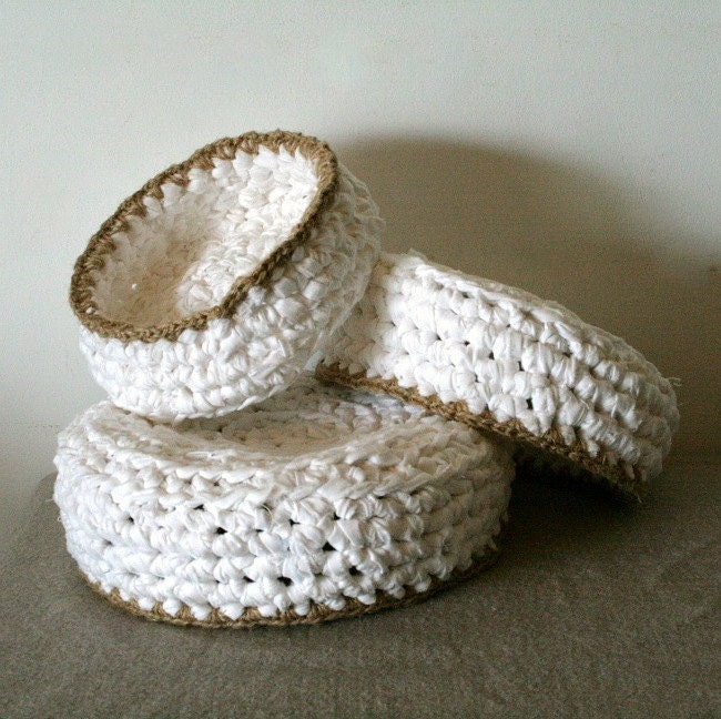 Set of 3 crochet bowls - Upcycled cotton fabric in white with jute cord trim