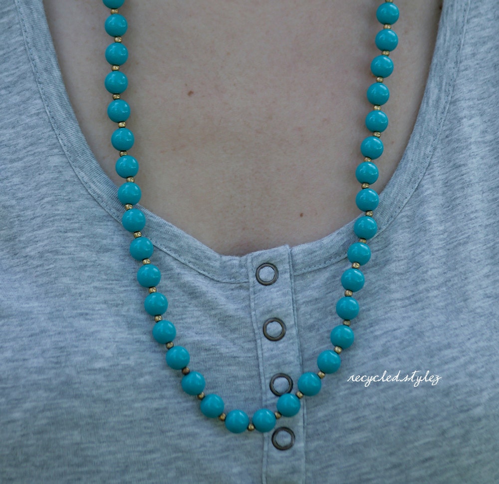 modest goddess  --  vtg 60s Robin's Egg Blue Costume Necklace