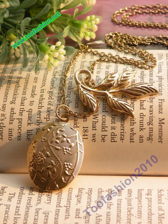 Pretty retro gold can open oval photo box with tree leaf pendant necklace vintage style