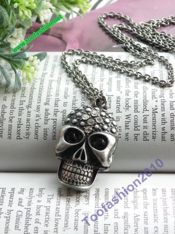 Pretty retro silver skull with black crystals eyes necklace pendant jewelry vintage style