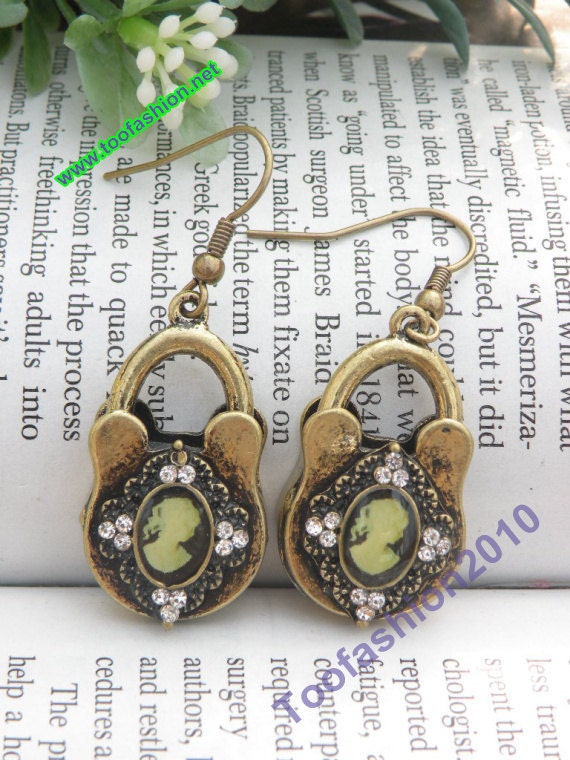 Pretty retro gold 3d lock with Victoria princess photo earrings pendant vintage style