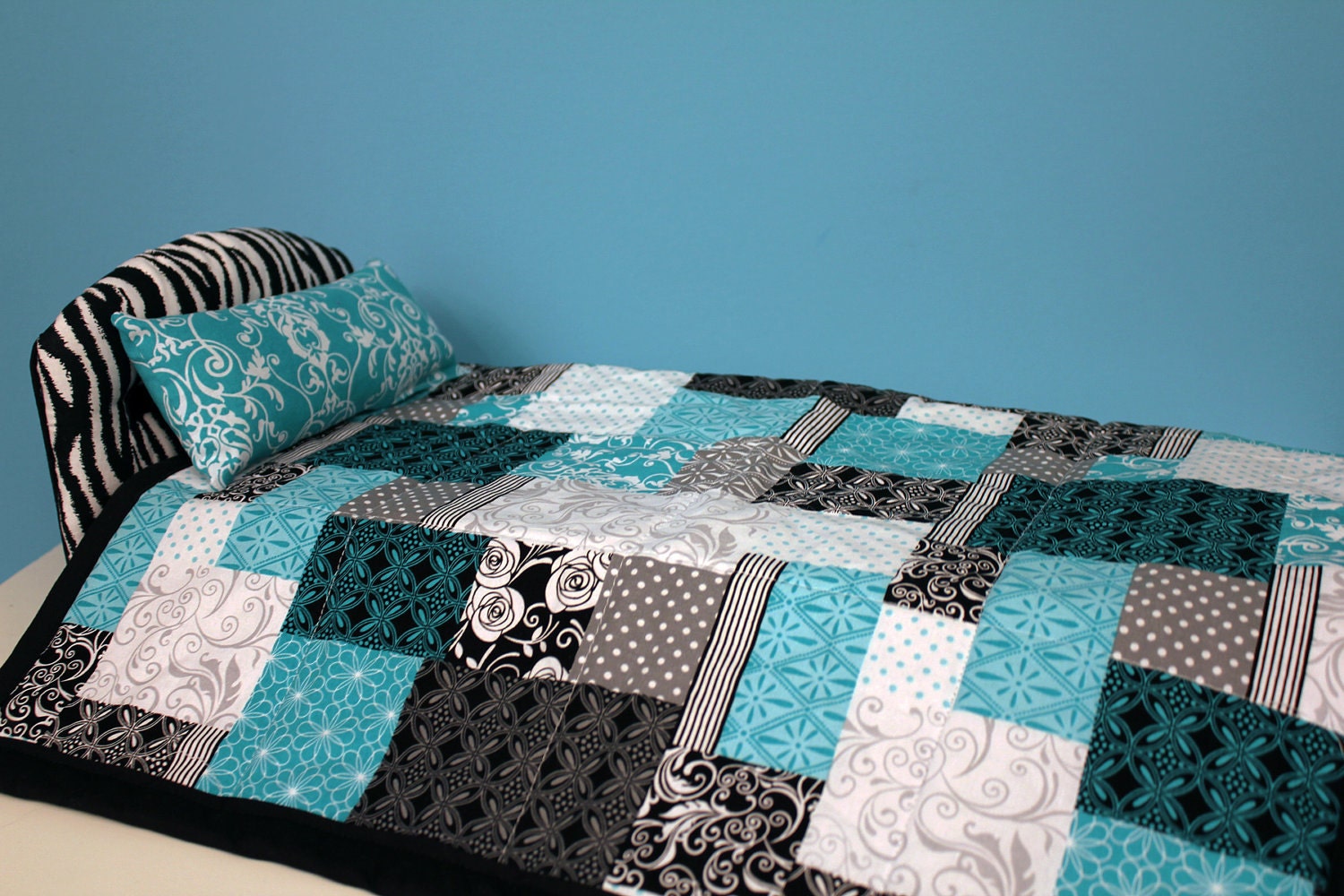Turquoise and Black Bedding