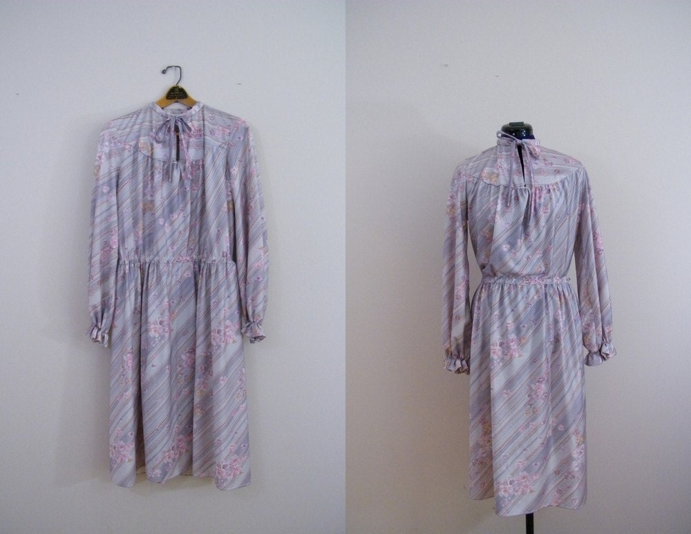 Vintage 1970s Dress / Tie Neck / Grey Floral